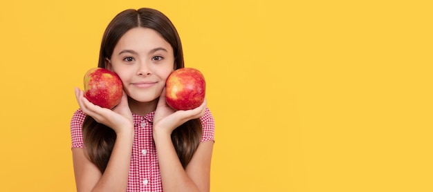 Criança alegre segura fruta de maçã saudável com vitamina retrato de menina criança com cartaz horizontal de maçã cabeçalho de banner com espaço de cópia