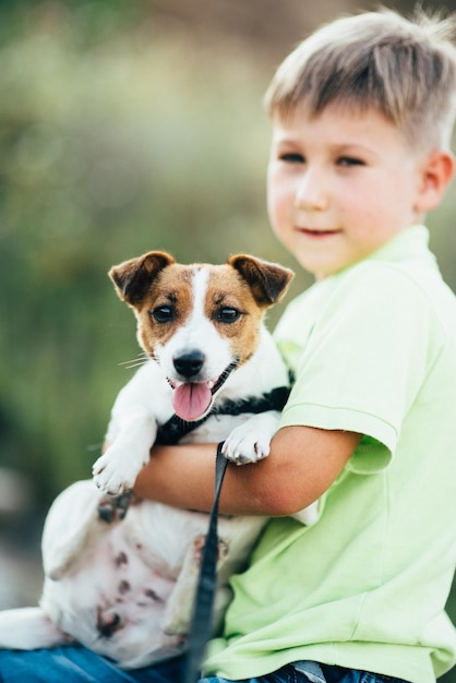 Criança andando com um cachorro de estimação