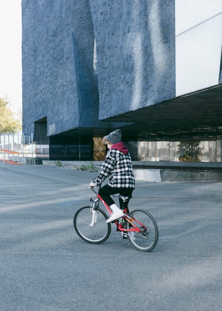 Foto criança andando de bicicleta ao ar livre