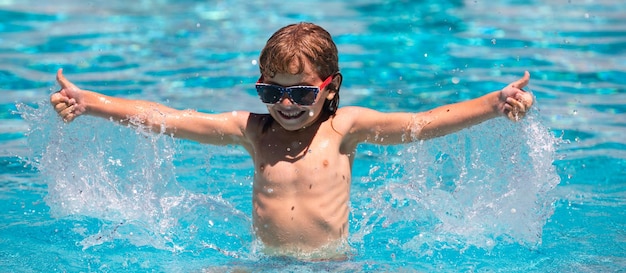 Criança animada em óculos de sol na piscina no dia de verão criança na piscina de verão espirrando na água se divertindo atividade de lazer levantou as mãos banner para espaço de cópia de cabeçalho cartaz para web design