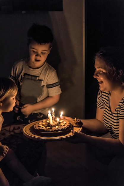 Criança apaga as velas do bolo