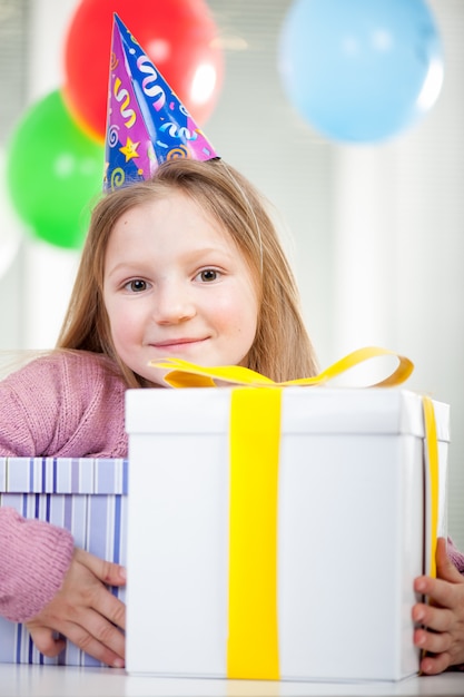 Criança, aproveitando a festa de aniversário