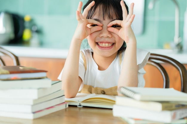 Criança asiática estudando em casa
