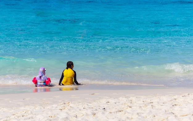 Criança asiática gostava de brincar no mar Se divertindo ao ar livre Férias de verão