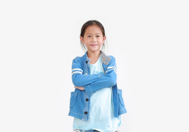 Criança asiática inteligente com braços cruzados e cara feliz