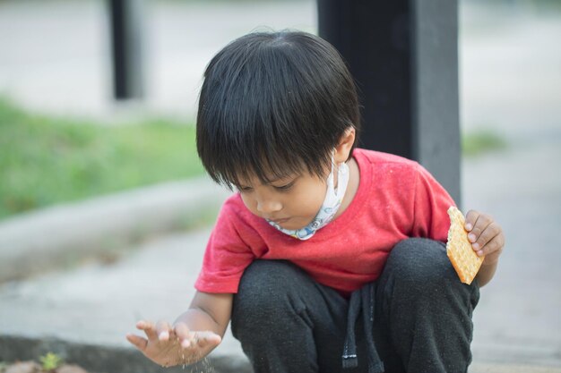 Criança asiática sorrindo brincando no playground ao ar livre de brinquedo da barra deslizante feliz criança pré-escolar se divertindo enquanto brincava no equipamento do playground durante o dia no verão