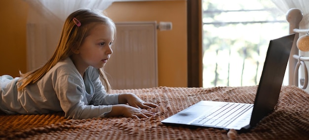 Criança assistindo desenhos na cama