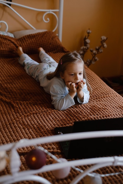 Criança assistindo desenhos na cama