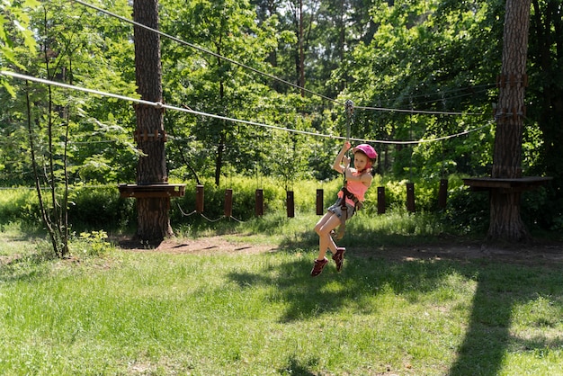 Criança ativa em um parque de aventura
