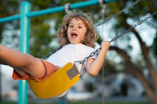 Criança balançando o retrato adorável criança se divertindo em um balanço no dia de verão