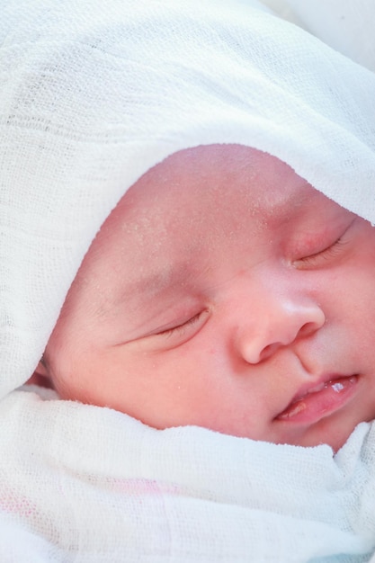 Foto criança bebê dormindo na cama