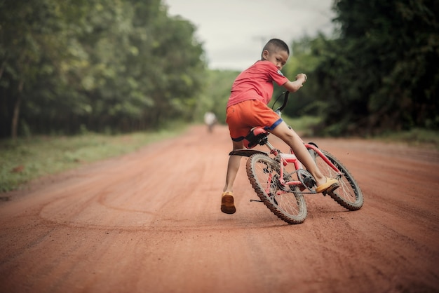 Criança, bicicleta, em, estrada asfalto