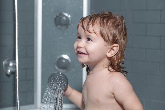 Foto criança bonita brincando na banheira bebê feliz tomando banho brincando com bolhas de espuma criança em um