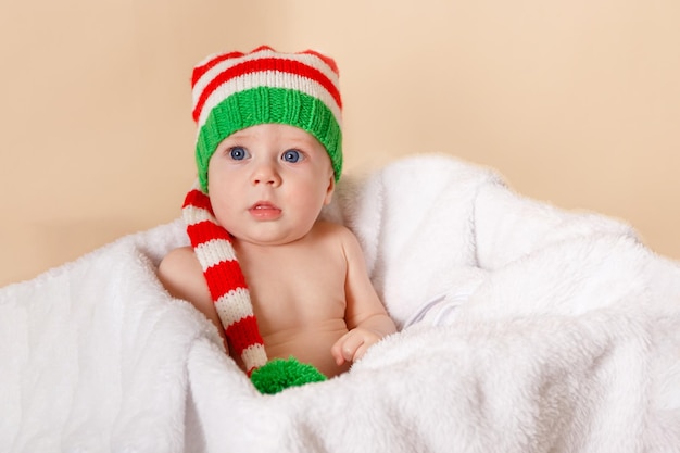 Criança bonita usando chapéu de papai noel em casa bebê feliz celebra o natal