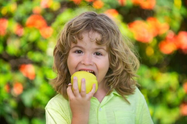 Criança bonitinha comendo retrato de maçã verde de criança comendo e mordendo uma maçã aproveite o momento de comer ...