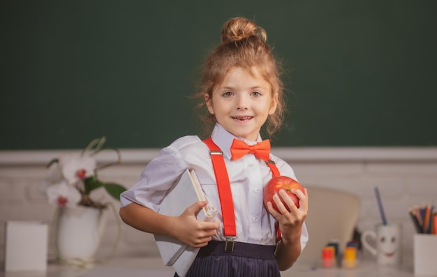 Criança bonitinha estudando em sala de aula no ensino fundamental, aprendendo e conceito de crianças