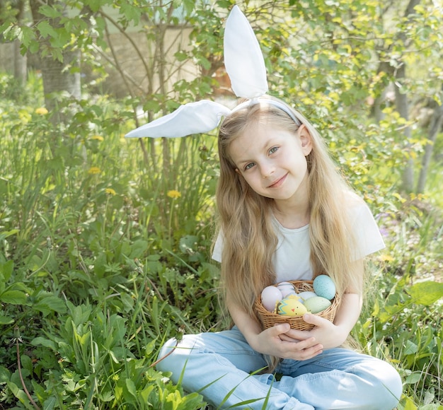 Criança bonitinha usando orelhas de coelho no dia de páscoa