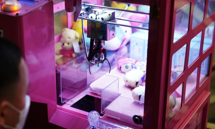 Foto criança borrar primeiro plano jogar garra máquina de venda automática