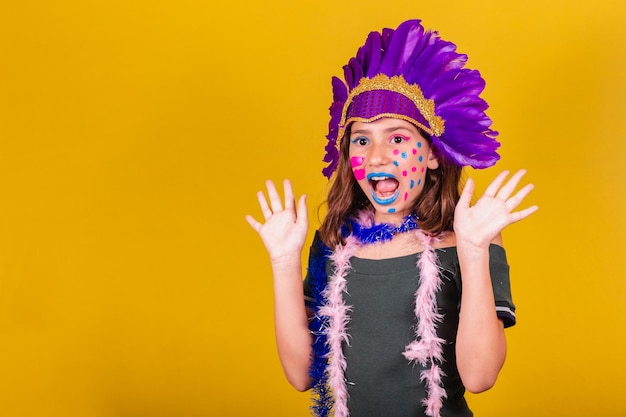 Criança brasileira caucasiana vestida para o carnaval uau incrível inacreditável