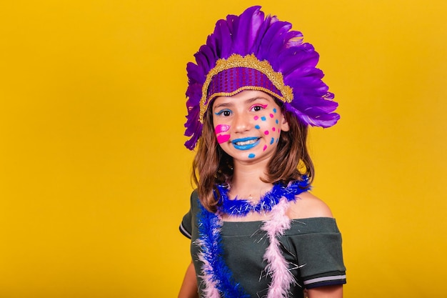 Criança brasileira caucasiana vestida para o carnaval