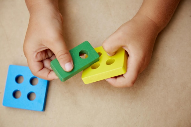Criança brinca com brinquedo sensorial de madeira Brinquedo sensorial anti-stress colorido Brinquedo moderno anti-stress para o desenvolvimento de habilidades motoras finas