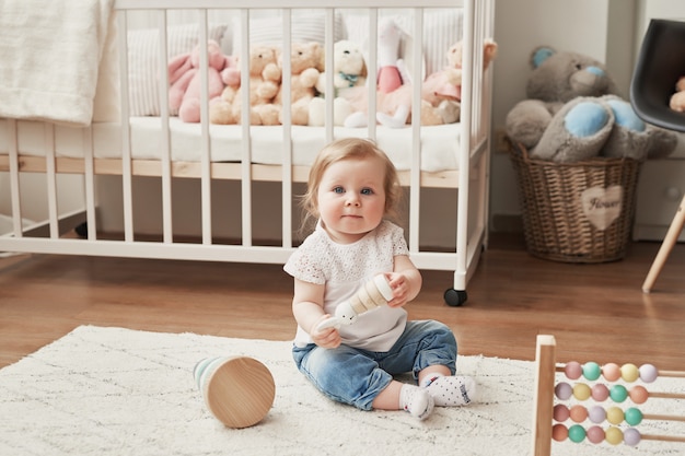 Criança brinca com brinquedos educativos