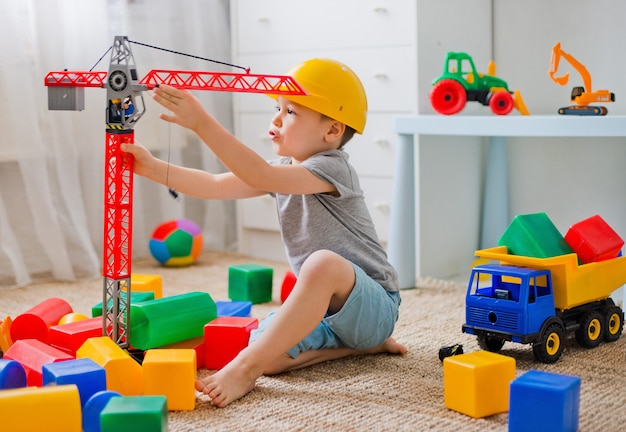 Criança brinca no construtor na sala