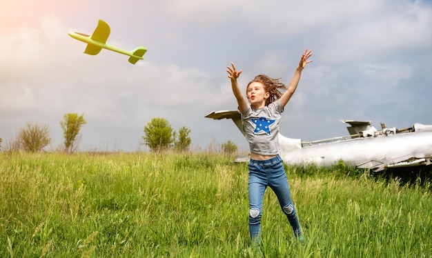 Criança brincando com avião de brinquedo