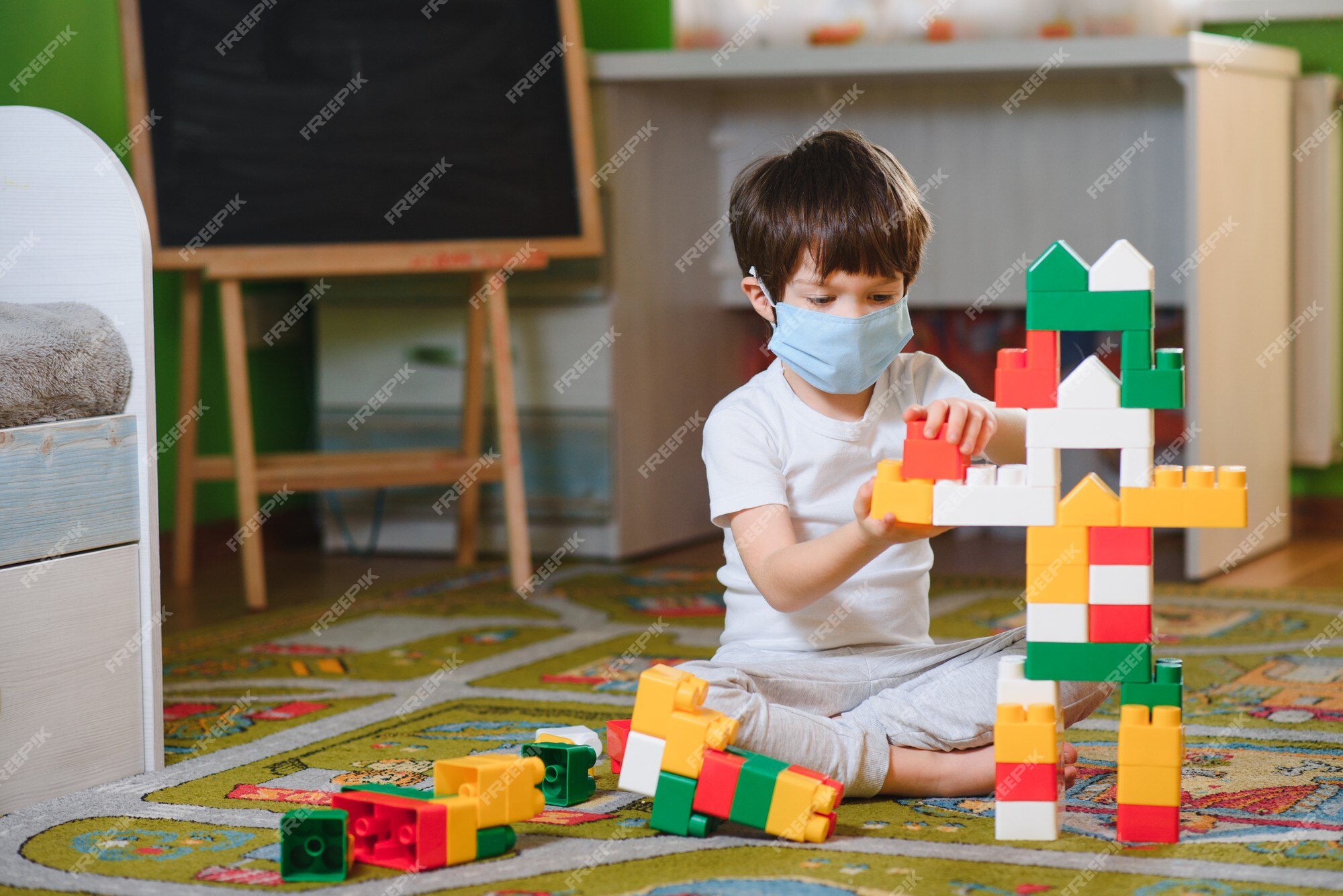 Criança Brincando Com Blocos De Brinquedo Colorido De Construção.  Brinquedos Educativos Para Crianças Jovens. Jardim De Infância Ou Sala De  Jogos Pré-escolar. Criança Da Criança No Campo De Jogos Da Creche. Casa