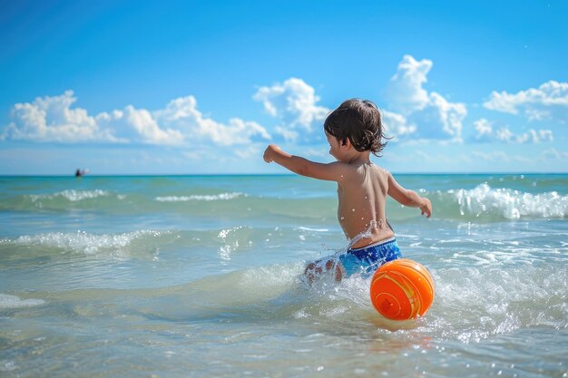 Criança brincando com bola no mar nas férias de verão