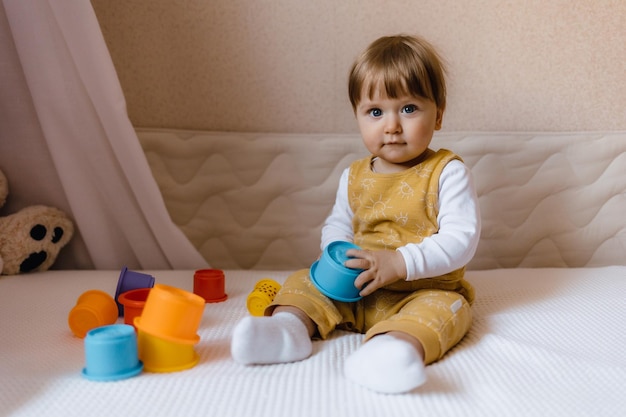 Criança brincando com brinquedos lindo bebê está brincando