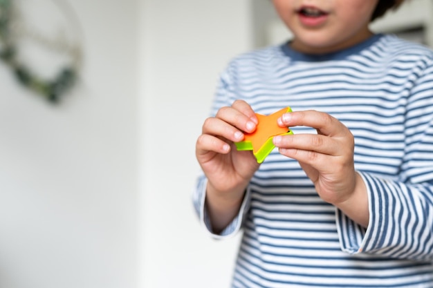 Criança brincando com composto de modelagem definido em casa Jogo criativo de desenvolvimento inicial infantil