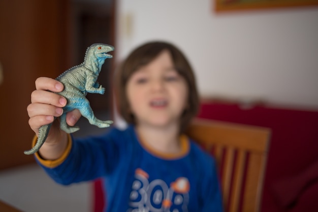 Criança brincando com dinossauros