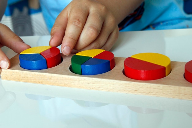 Foto criança brincando com material matemático montessori, classificando material,