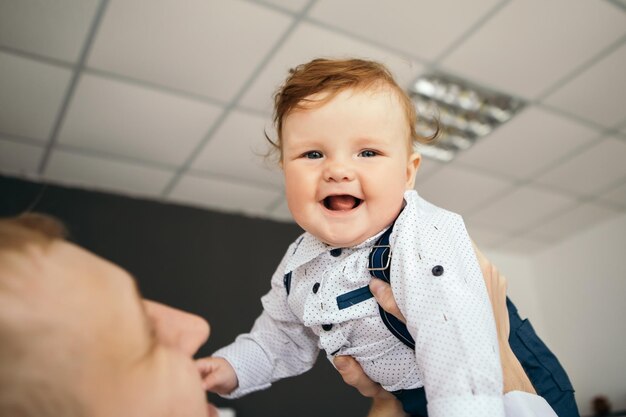 Foto criança brincando com o pai