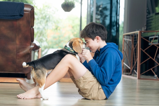 Criança Brincando Com Seu Cachorro De Estimação Em Casa.