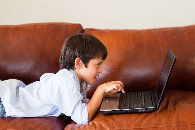 Criança brincando com seu laptop