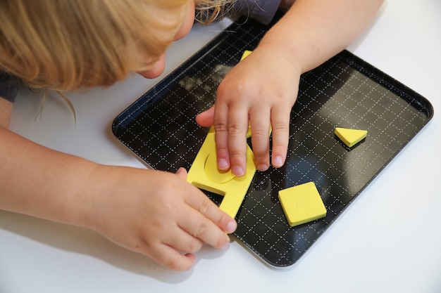 Criança brincando com um jogo de tabuleiro