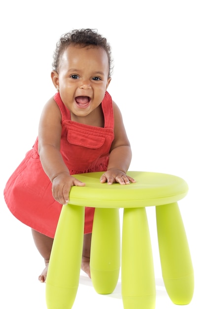 Criança brincando com uma cadeira sobre um fundo branco