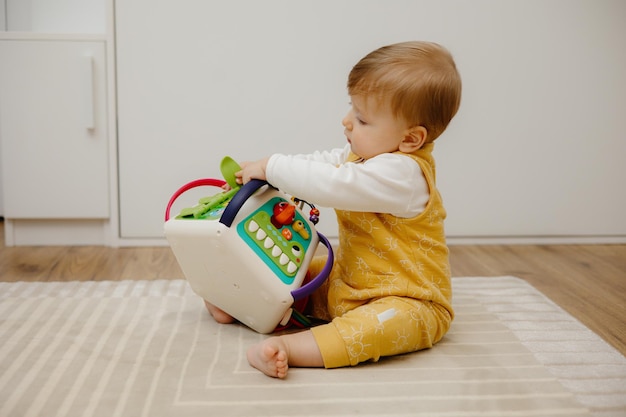 Criança brincando de bebê está brincando com um tabuleiro ocupado