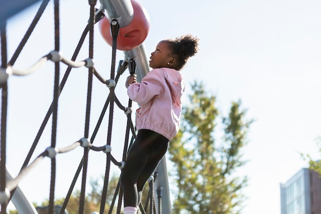 Criança brincando de outdoorns no parque