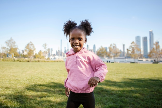 Foto criança brincando de outdoorns no parque