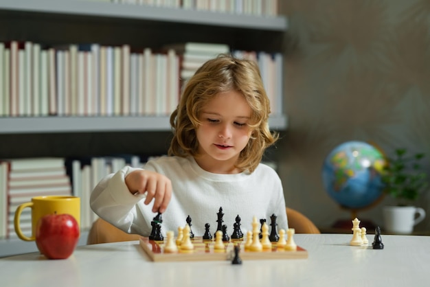 Criança brincando de xadrez criança jogando jogo de tabuleiro pensamento  infantil brainstorming e ideia no jogo de xadrez escola de xadrez e  conceito de educação