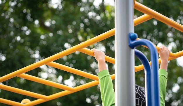 Criança brincando em um equipamento de playground infantil