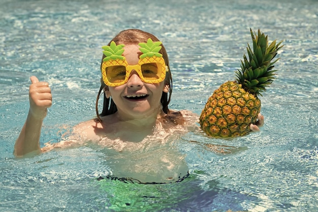 Criança brincando na piscina Atividade infantil de verão