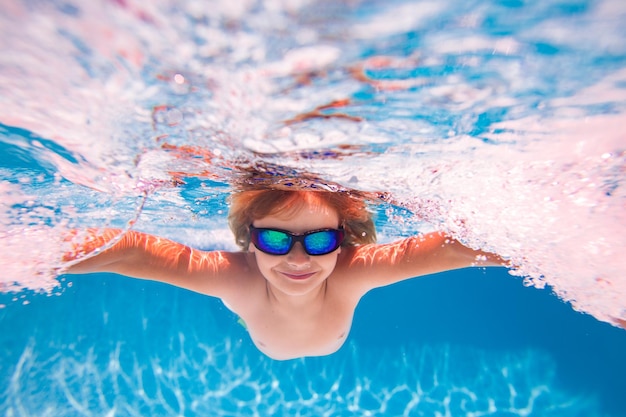 Criança brincando na piscina, feriados infantis e conceito de férias, criança de verão brinca na piscina l