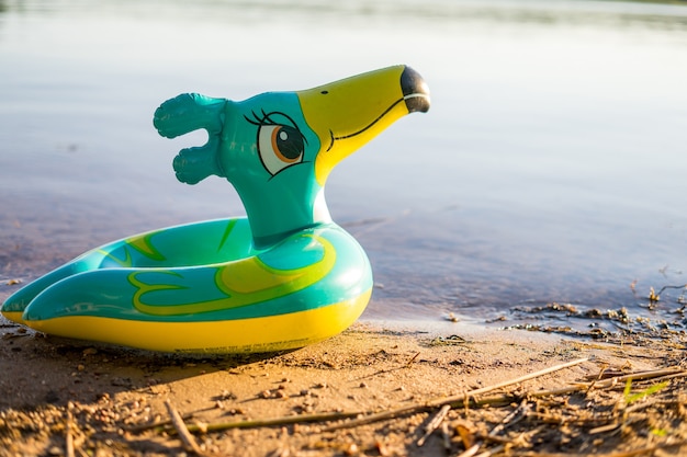 Criança brincando na piscina