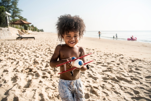 Criança brincando na praia