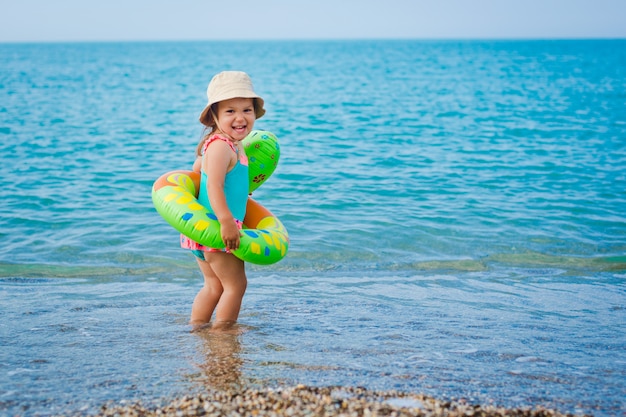 Criança brincando na praia