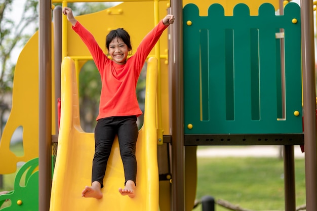 Jovem Menina Jogando Salto De Uísque No Pátio Da Escola Ao Ar Livre. Jogo  De Atividades Engraçado Para Crianças No Playground. Esp Imagem de Stock -  Imagem de playground, desenho: 202088327